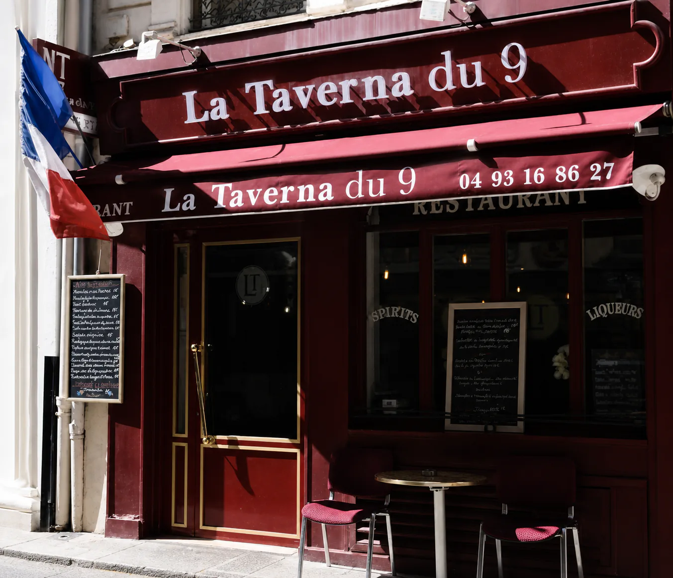 La taverna du 9 — le décor